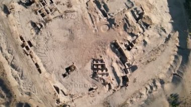 Çöldeki arkeolojik alanlar üzerinde insansız hava aracı uçuşu. Hava görünümü