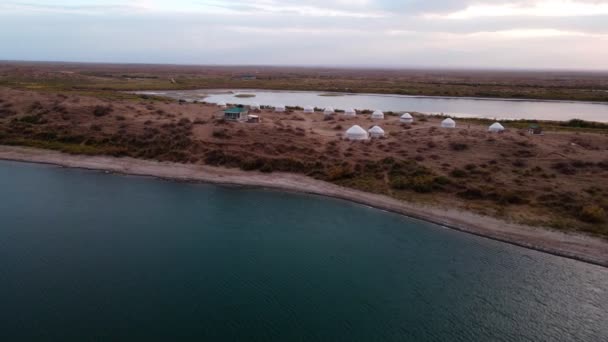 Κηφήνας Πτήση Πάνω Yurts Στην Όχθη Της Λίμνης Aydarkul Μια — Αρχείο Βίντεο