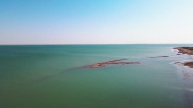 Kuru playa üzerinde İHA uçuşu ve kuru bozkırların arasında göl