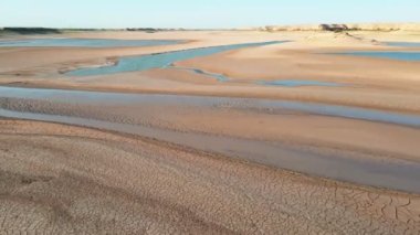 Kuru playa üzerinde İHA uçuşu ve kuru bozkırların arasında göl