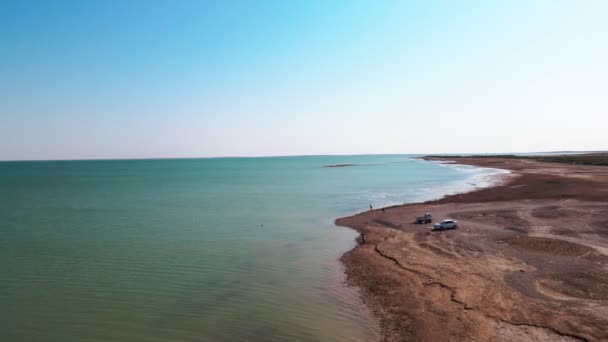Drone Lata Nad Rybakami Brzegu Jeziora Wśród Suchego Stepu — Wideo stockowe