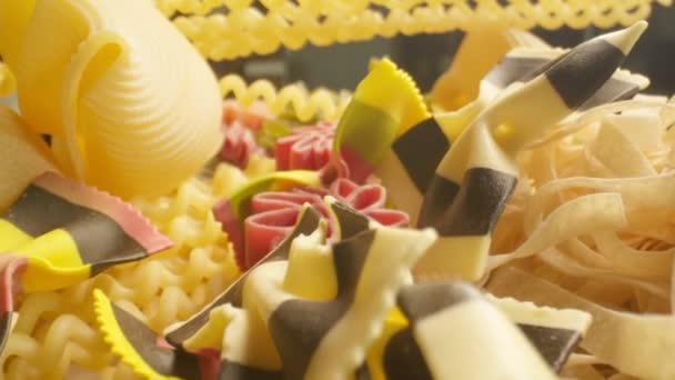 Primer Plano Pasta Cruda Diferentes Formas Tipos Grabación Cámara Lenta — Vídeo de stock