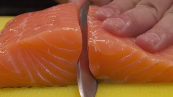 Chef Taglia Pesce Rosso Fette Una Tavola Gialla Con Coltello — Video Stock