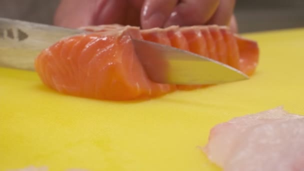 Szef Kuchni Kroi Czerwoną Rybę Plasterki Żółtej Planszy Nożem Kucharskim — Wideo stockowe