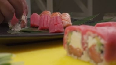 Somon, pirinç ve wasabi ile suşi yapıyorum. Şefin elleri yakın çekim.