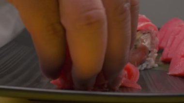 Somon, pirinç ve wasabi ile suşi yapıyorum. Şefin elleri yakın çekim.