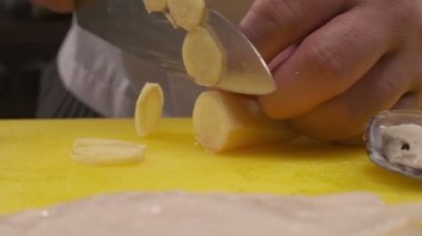 Yumuşakçalar, istiridyeler, Japon mutfağı kıvrımları sarı bir kesim tahtasının üzerinde yatıyor.