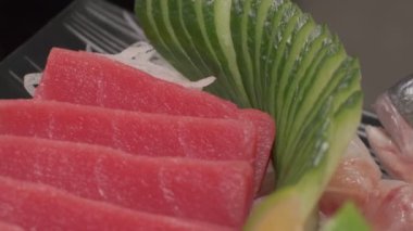 Hazır kırmızı balıklı, salatalıklı, limonlu yavaş çekim.