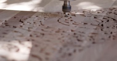 CNC değirmencilik ahşap kesim deseni. Ağır çekimde kapat