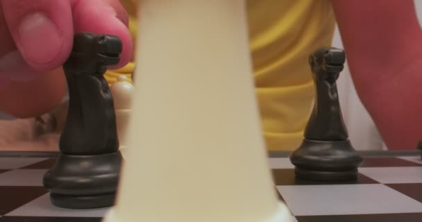 Çocuk Satranç Oynuyor Satranç Figürleri Aşırı Yakın Plan Satranç Tahtası — Stok video