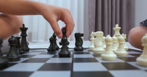 Děti Hrají Šachy Sedící Podlaze Deska Lehkém Koberci Natočeno Strany — Stock video