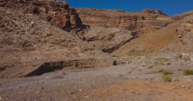 Bulutsuz bir yaz gününde bir dağ geçidinde drone uçuyor. Havadan