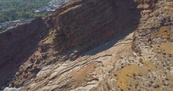 Drone Voa Sobre Montanhas Verão Com Uma Pequena Aldeia Lado — Vídeo de Stock