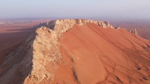 Pesawat Drone Terbang Atas Gurun Pasir Bukit Pasir Dengan Pegunungan — Stok Video