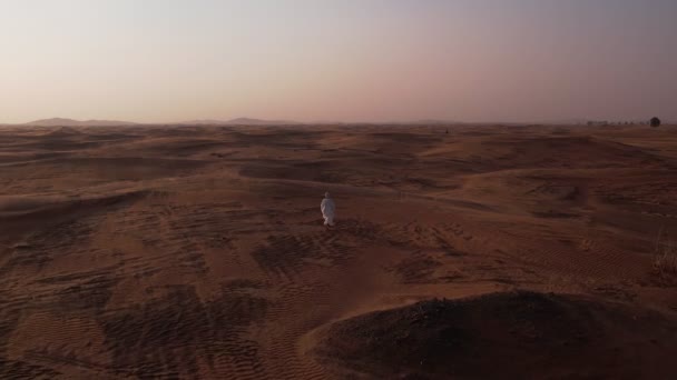 Drone Spara Uomo Arabo Magro Vesti Bianche Svolazzanti Turbante Camminando — Video Stock