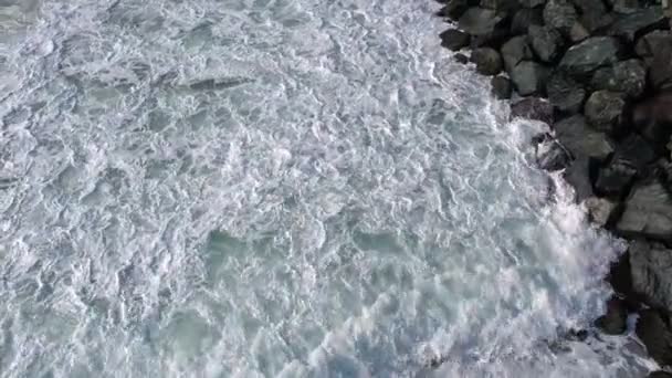 Vol Par Drone Dessus Des Vagues Surf Avec Mousse Marine — Video