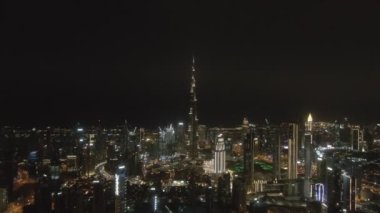 Gece Dubai üzerinden Burj Halife kulesine insansız hava aracı uçuşu.
