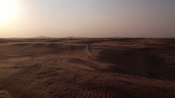 Drone Atira Homem Árabe Fino Vestes Brancas Turbante Andando Descalço — Vídeo de Stock