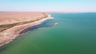 Kuru playa üzerinde İHA uçuşu ve kuru bozkırların arasında göl