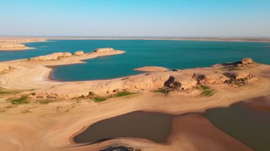 Kuru playa üzerinde İHA uçuşu ve kuru bozkırların arasında göl