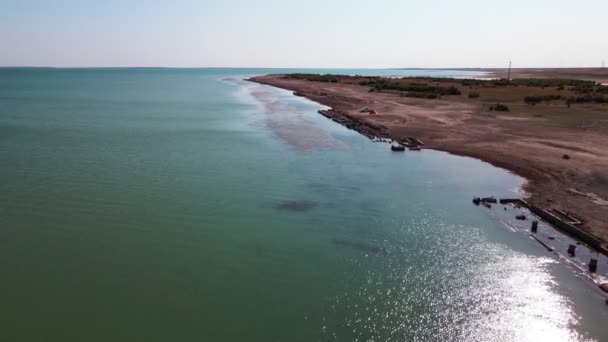 Drone Lata Nad Rybakami Brzegu Jeziora Wśród Suchego Stepu — Wideo stockowe