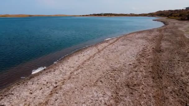 Lot Dronem Nad Wioską Nad Jeziorem Aydarkul Słoneczny Letni Dzień — Wideo stockowe