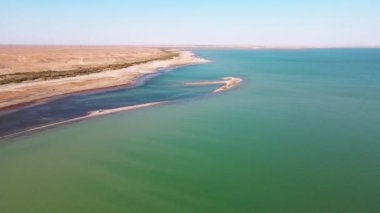 Kuru playa üzerinde İHA uçuşu ve kuru bozkırların arasında göl