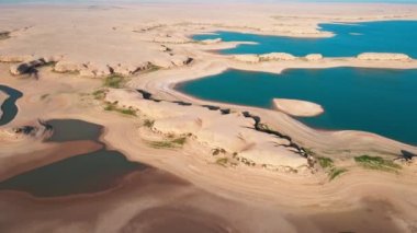 Kuru playa üzerinde İHA uçuşu ve kuru bozkırların arasında göl