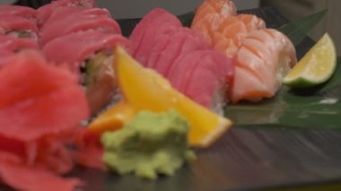 Somon, pirinç ve wasabi ile suşi yapıyorum. Şefin elleri yakın çekim.