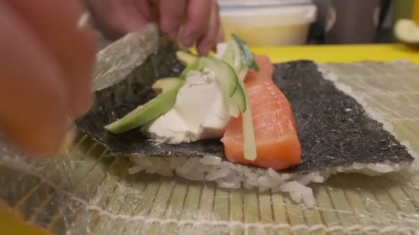 Haciendo Rollos Sushi Jefe Está Envolviendo Rollos Con Una Estera — Vídeos de Stock