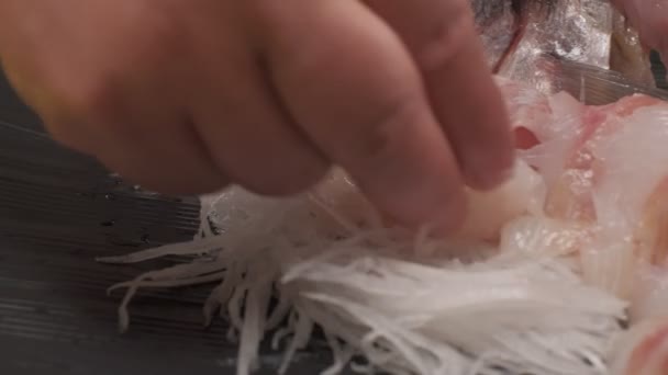 Виготовлення Суші Прикраси Даконом Листям Нарізаною Рибою Головою Шматочками Риби — стокове відео