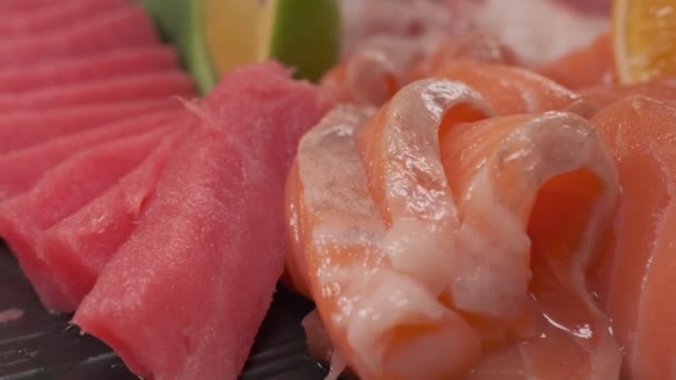 Umieszczenie Limonki Dekoracji Sushi Daikon Plasterki Cytryny Liście Wyciąć Ryby — Wideo stockowe