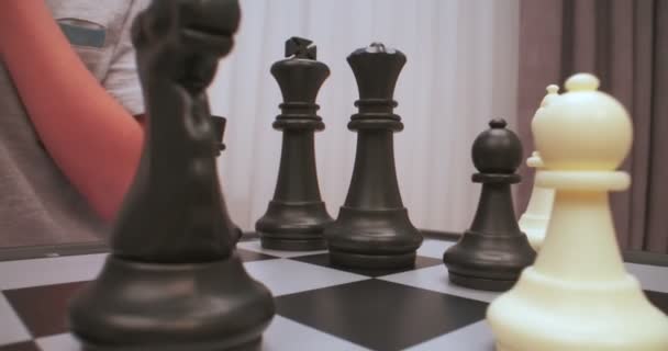 Pojken Spelar Schack Chess Figurerar Extrem Närbild Inspelning Schackbrädet Rörlig — Stockvideo