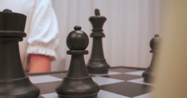 Κορίτσι Παίζει Σκάκι Σκακιστικές Μορφές Ακραία Closeup Τραβήχτηκε Στο Επίπεδο — Αρχείο Βίντεο