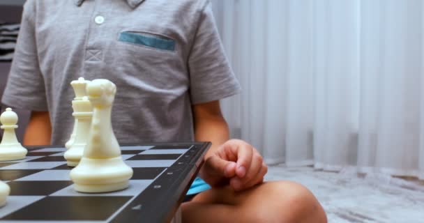 Chlapec Šedém Tričku Otáčí Šachu Detailní Záběr Natočeno Úrovni Šachovnice — Stock video
