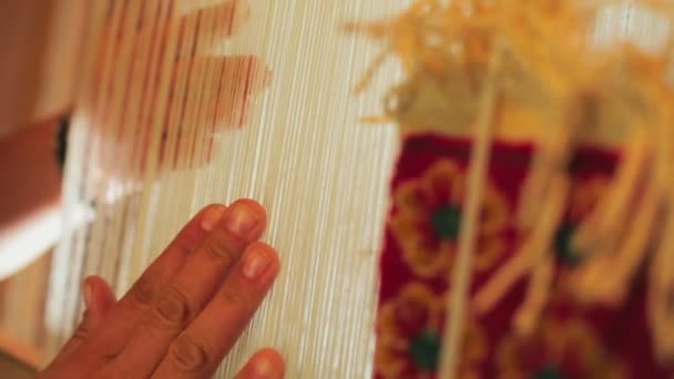 Крупный План Руки Ткача Плетущего Ковёр Ручной Работы Использованием Древних — стоковое видео