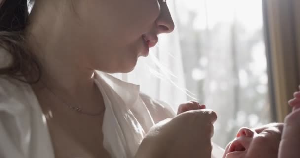 Mãe Vestindo Camisa Branca Segura Bebê Mãos Fecha Porta Indoor — Vídeo de Stock