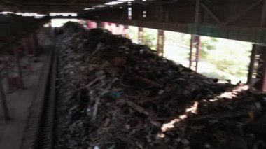 İHA uçuşu, depolanan metal boyunca bir hurdalığın içinde