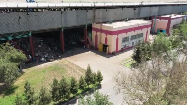 阳光灿烂的日子里 无人驾驶飞机在废金属回收厂附近飞行 空中业务 — 图库视频影像