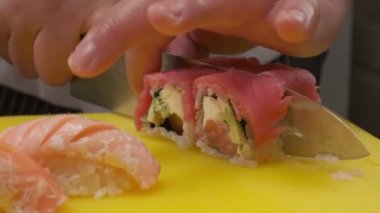 Somon, pirinç ve wasabi ile suşi yapıyorum. Şefin elleri yakın çekim.