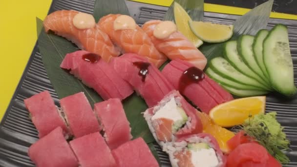 Медленное Движение Крупным Планом Блюда Готовой Красной Рыбой Огурцами Лимоном — стоковое видео