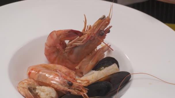 Limette Auf Sushi Dekoration Mit Daikon Zitronenscheiben Blättern Geschnittenem Fisch — Stockvideo