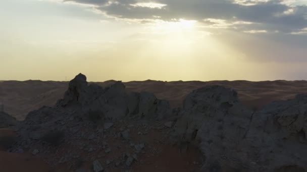 Drone Flies Leaky Rock Standing Middle Sandy Desert Backdrop Sunset — Vídeo de Stock