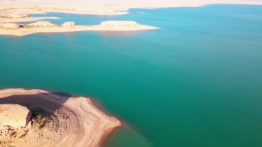 Kuru playa üzerinde İHA uçuşu ve kuru bozkırların arasında göl