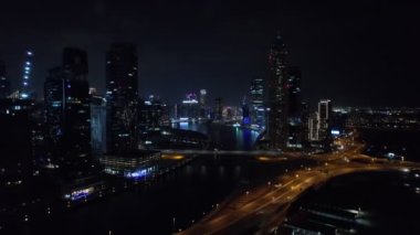 Dubai üzerindeki İHA uçuşu gece aydınlandı. Hava görünümü