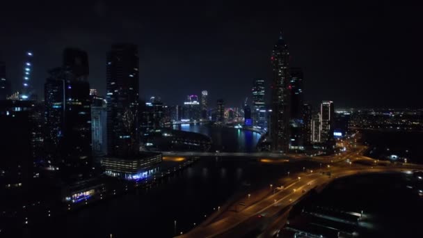 Drohnenflug Über Dubai Nachts Beleuchtet Luftaufnahme — Stockvideo