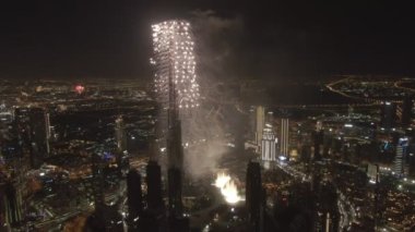 Drone, gece Dubai 'deki Burj Halife kulesinden selam veriyor.