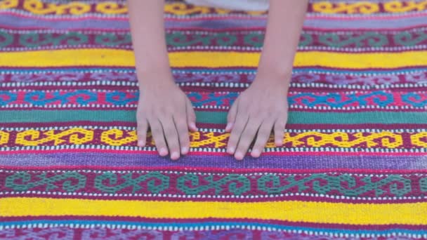Руки Молодой Женщины Гладящей Ковёр Ручной Работы Использованием Древних Технологий — стоковое видео