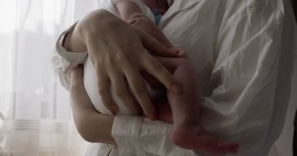 Mutter Weißen Hemd Hält Baby Auf Händen Nahaufnahme Indoor Schuss — Stockvideo