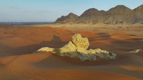 Полет Беспилотника Вокруг Одинокой Скалы Среди Песчаной Пустыни Фоне Заката — стоковое видео